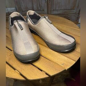 Rare Aetrex Berries Zip On Mochaberry Women’s Shoes- 8.5 - NWOB Condition!